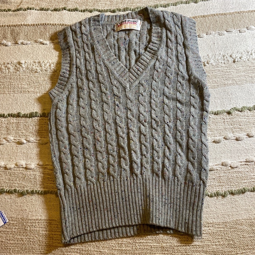 Joint House size medium gray knitted vest